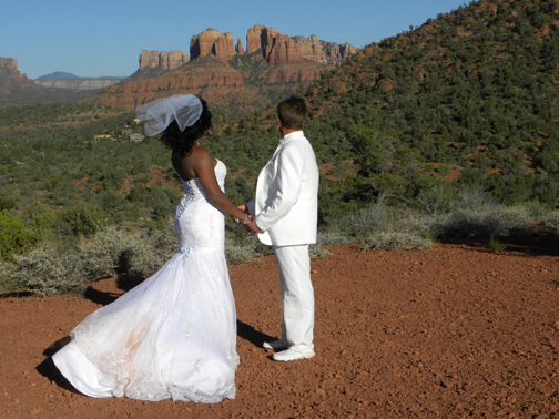 lovers knoll a popular wedding venue hosts a bride and groom